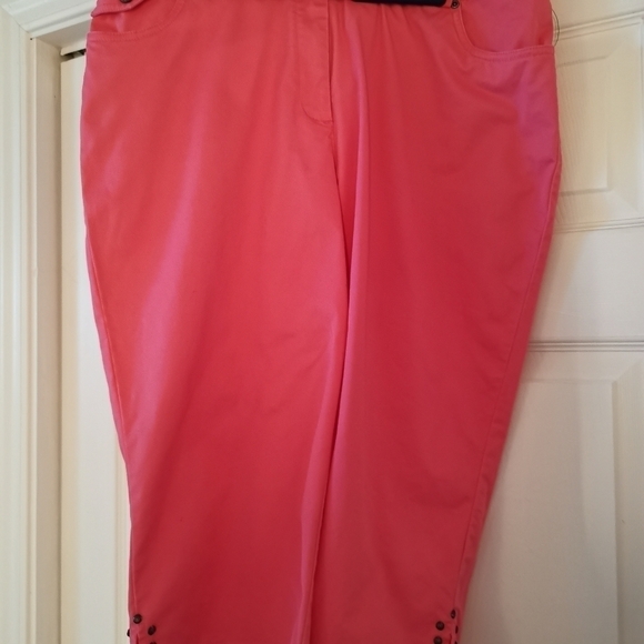 Pink Cotton Capri pants - Picture 2 of 10